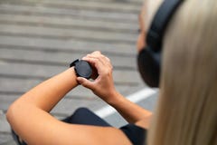 Vrouwelijke agentvestiging het geschiktheids slimme horloge voor het lopen stock foto's Vrouwelijke agentvestiging het geschiktheids slimme horloge voor het lopen stock foto's