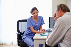Vrouwelijke Arts Treating Patient Suffering met Depressie stock afbeelding Vrouwelijke Arts Treating Patient Suffering met Depressie stock afbeelding