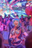 Vrouwelijke danser die omhoog de menigte in Robotrestaurant toejuichen royalty-vrije stock afbeeldingen Vrouwelijke danser die omhoog de menigte in Robotrestaurant toejuichen royalty-vrije stock afbeeldingen