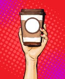 Vrouwelijke de koffiekop van de handholding in Pop-artstijl royalty-vrije illustratie Vrouwelijke de koffiekop van de handholding in Pop-artstijl royalty-vrije illustratie