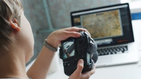 Vrouwelijke fotograaf het herzien foto's op haar camera thuis stock videobeelden Vrouwelijke fotograaf het herzien foto's op haar camera thuis stock videobeelden