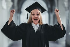 Vrouwelijke gediplomeerde op universiteit stock afbeeldingen Vrouwelijke gediplomeerde op universiteit stock afbeeldingen