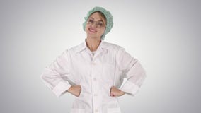 Vrouwelijke geek arts met handen op heupen op gradiëntachtergrond stock footage Vrouwelijke geek arts met handen op heupen op gradiëntachtergrond stock footage