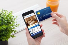 Vrouwelijke handen die telefoonapp hotelreservering en creditcard houden stock afbeelding Vrouwelijke handen die telefoonapp hotelreservering en creditcard houden stock afbeelding