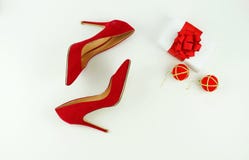 Vrouwelijke rode hielenschoenen op witte achtergrond Royalty-vrije Stock Afbeeldingen Vrouwelijke rode hielenschoenen op witte achtergrond Royalty-vrije Stock Afbeeldingen