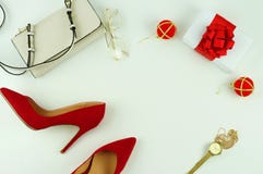 Vrouwelijke rode hielenschoenen op witte achtergrond Royalty-vrije Stock Afbeeldingen Vrouwelijke rode hielenschoenen op witte achtergrond Royalty-vrije Stock Afbeeldingen