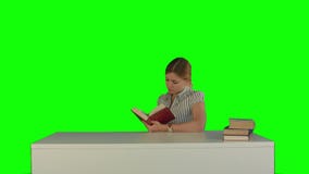 Vrouwelijke student die een boek voor het vinden lezen stock videobeelden Vrouwelijke student die een boek voor het vinden lezen stock videobeelden
