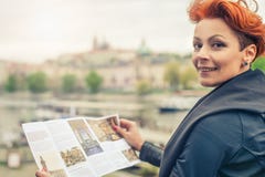 Vrouwelijke toerist die stadsgids bekijken stock afbeelding Vrouwelijke toerist die stadsgids bekijken stock afbeelding