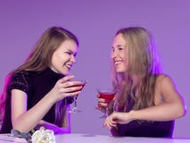 Vrouwelijke vrienden die van cocktails in een nachtclub genieten stock afbeeldingen Vrouwelijke vrienden die van cocktails in een nachtclub genieten stock afbeeldingen