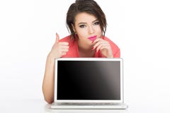 Vrouwen achter laptop met gelijkaardige duim stock fotografie Vrouwen achter laptop met gelijkaardige duim stock fotografie