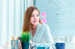 Vrouwen die in modern bureau werken, koffiepauze royalty-vrije stock afbeelding Vrouwen die in modern bureau werken, koffiepauze royalty-vrije stock afbeelding