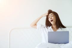 Vrouwen die slaperige computer werken royalty-vrije stock fotografie Vrouwen die slaperige computer werken royalty-vrije stock fotografie