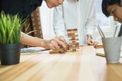 Vrouwen en groepswerk die een piramide met lege houten kubussen maken stock foto Vrouwen en groepswerk die een piramide met lege houten kubussen maken stock foto