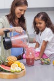 Vrouwen gietend fruit van een mixer stock foto's Vrouwen gietend fruit van een mixer stock foto's