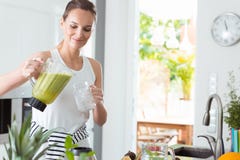 Vrouwen gietende cocktail in kruik stock foto's Vrouwen gietende cocktail in kruik stock foto's