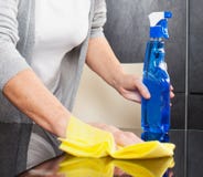 Vrouwen schoonmakende keuken stock fotografie Vrouwen schoonmakende keuken stock fotografie