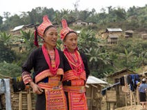 Vrouwen van de Akha-stam in traditionele kostuums. stock afbeelding Vrouwen van de Akha-stam in traditionele kostuums. stock afbeelding