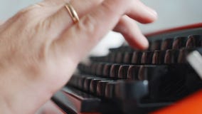 Vrouwenhand het typen op rode uitstekende schrijfmachine stock video Vrouwenhand het typen op rode uitstekende schrijfmachine stock video