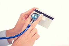 Vrouwenhanden die het luisteren creditcard met stethoscoop houden stock foto's Vrouwenhanden die het luisteren creditcard met stethoscoop houden stock foto's