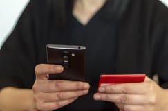 Vrouwenhanden die online betaling met smarthphone verrichten stock afbeeldingen Vrouwenhanden die online betaling met smarthphone verrichten stock afbeeldingen