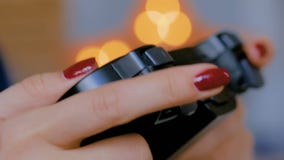 Vrouwenholding gamepad en het spelen videospelletjes thuis stock video Vrouwenholding gamepad en het spelen videospelletjes thuis stock video