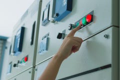 Vrouweningenieur die aan het controleren en onderhouds elektromateriaal werken stock afbeeldingen Vrouweningenieur die aan het controleren en onderhouds elektromateriaal werken stock afbeeldingen