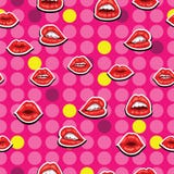 Vrouwenlippen met glimlach met rode lippenstift in strippagina en pop-artstijl op roze achtergrond Vrouwelijke lippen en mond met royalty-vrije illustratie Vrouwenlippen met glimlach met rode lippenstift in strippagina en pop-artstijl op roze achtergrond Vrouwelijke lippen en mond met royalty-vrije illustratie