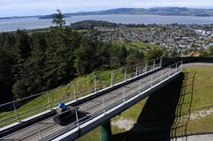 Vrouwenrit op Horizon Rotorua Luge royalty-vrije stock afbeeldingen Vrouwenrit op Horizon Rotorua Luge royalty-vrije stock afbeeldingen