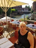 Vrouwenzitting op het terras van een restaurant in Lueneburg royalty-vrije stock afbeeldingen Vrouwenzitting op het terras van een restaurant in Lueneburg royalty-vrije stock afbeeldingen