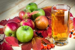 Vruchtensap, rijpe appelen op oude houten lijst vers fruit van de tuin Selectieve nadruk Exemplaar ruimteachtergrond stock foto's Vruchtensap, rijpe appelen op oude houten lijst vers fruit van de tuin Selectieve nadruk Exemplaar ruimteachtergrond stock foto's