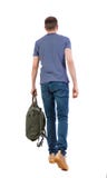 Vue arrière d'homme de marche avec le sac vert photo stock Vue arrière d'homme de marche avec le sac vert photo stock