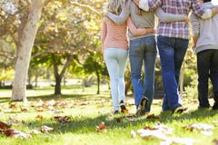 Vue arrière de famille marchant par Autumn Woodland photo stock Vue arrière de famille marchant par Autumn Woodland photo stock