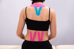 Vue arri?re de femme avec la physio- bande photographie stock Vue arri?re de femme avec la physio- bande photographie stock