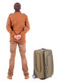 Vue arrière de jeune homme voyageant avec des suitcas Image libre de droits Vue arrière de jeune homme voyageant avec des suitcas Image libre de droits