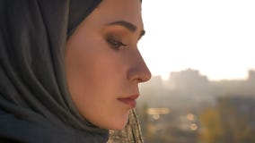 Vue arrière de plan rapproché de jeune femelle attirante dans le hijab regardant en avant la ville urbaine tournant et regardant clips vidéos Vue arrière de plan rapproché de jeune femelle attirante dans le hijab regardant en avant la ville urbaine tournant et regardant clips vidéos