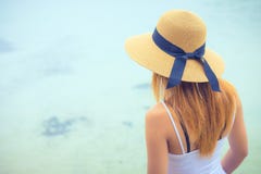 Vue arrière des femmes attirantes regardant la mer claire de l'eau dans le jour photos libres de droits Vue arrière des femmes attirantes regardant la mer claire de l'eau dans le jour photos libres de droits