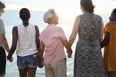 Vue arrière des femmes supérieures diverses tenant des mains ensemble au photos libres de droits Vue arrière des femmes supérieures diverses tenant des mains ensemble au photos libres de droits