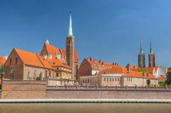 Vue au-dessus de la rivière Oder à l'île et à l'Ostrow Tumski, Wroclaw, Pologne de cathédrale photographie stock Vue au-dessus de la rivière Oder à l'île et à l'Ostrow Tumski, Wroclaw, Pologne de cathédrale photographie stock