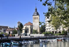 Vue au-dessus de place et d'église à Annecy photo stock Vue au-dessus de place et d'église à Annecy photo stock