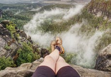 Vue au-dessus des jambes nues masculines dans la vallée brumeuse Petite pause sur la traînée photo stock Vue au-dessus des jambes nues masculines dans la vallée brumeuse Petite pause sur la traînée photo stock