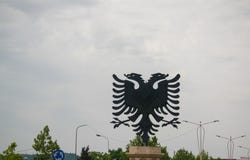 Vue au monument d'Eagle à la place d'Eagle, Tirana, Albanie image stock Vue au monument d'Eagle à la place d'Eagle, Tirana, Albanie image stock