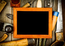 Vue avec de vieux outils (burin, avion, hache et Image libre de droits Vue avec de vieux outils (burin, avion, hache et Image libre de droits