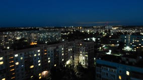 Vue aérienne au-dessus du bâtiment à plusiers étages avec l'éclairage changeant de fenêtre la nuit Laps de temps banque de vidéos Vue aérienne au-dessus du bâtiment à plusiers étages avec l'éclairage changeant de fenêtre la nuit Laps de temps banque de vidéos