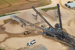 Vue aérienne d'une usine de sable avec des piles du sable et des machines lourdes image stock Vue aérienne d'une usine de sable avec des piles du sable et des machines lourdes image stock