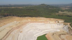 Vue aérienne de bourdon d'une carrière de craie près de ville de Turnov banque de vidéos Vue aérienne de bourdon d'une carrière de craie près de ville de Turnov banque de vidéos