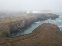 Vue aérienne de côte brumeuse en Californie du nord Photographie stock libre de droits Vue aérienne de côte brumeuse en Californie du nord Photographie stock libre de droits