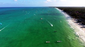 Vue aérienne de côte de Zanzibar au-dessus de l'océan Photo stock Vue aérienne de côte de Zanzibar au-dessus de l'océan Photo stock