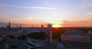 Vue aérienne de coucher du soleil de la tour d'horloge Vue aérienne de coucher du soleil de la tour d'horloge