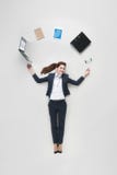 vue aérienne de femme d'affaires avec de diverses fournitures de bureau utilisant l'ordinateur portable photographie stock vue aérienne de femme d'affaires avec de diverses fournitures de bureau utilisant l'ordinateur portable photographie stock