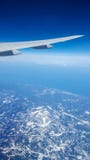 Vue aérienne de fenêtre d'avion au-dessus du Japon avec l'aile du ` s d'avion Image stock Vue aérienne de fenêtre d'avion au-dessus du Japon avec l'aile du ` s d'avion Image stock